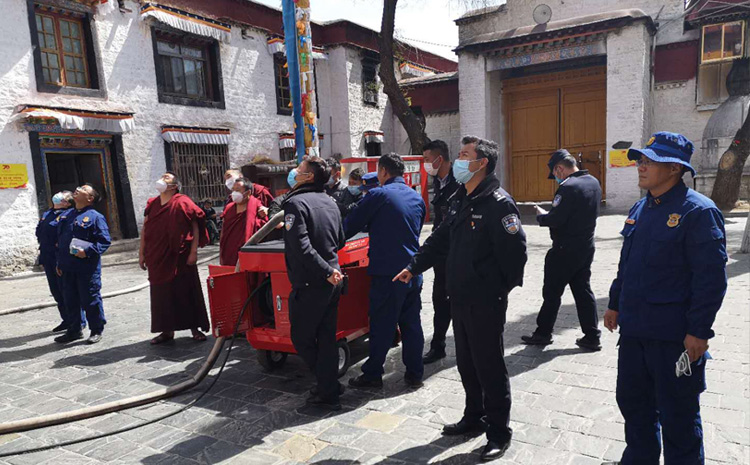 众人观看移动式细水雾灭火装置喷射效果.jpg